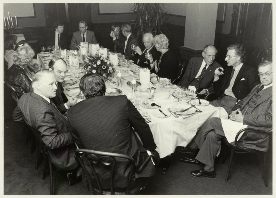Diner in de Brinkmann-brasserie van het Lourens Janszoon Coster Genootschap. V.r.n.l.Harry Prenen, Harry Mulisch, anton Pieck, Mevr. Gardeniers, Michel van der Plas, Wim Helversteyn, Louis , NL-HlmNHA 54013836