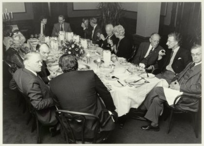 Diner in de Brinkmann-brasserie van het Lourens Janszoon Coster Genootschap. V.r.n.l.Harry Prenen, Harry Mulisch, anton Pieck, Mevr. Gardeniers, Michel van der Plas, Wim Helversteyn, Louis , NL-HlmNHA 54013836
