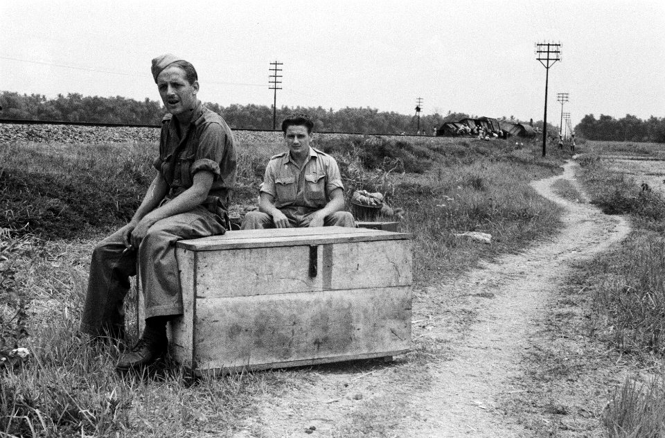 Dinsdag 8 november 1949 jl. reed een goederentrein op enkele trekbommen, op weg , Bestanddeelnr 852