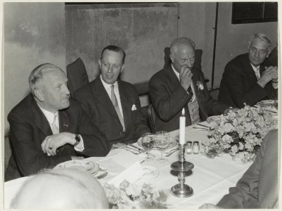 Diner in de Gravenzaal van het stadhuis te Haarlem t.g.v. het congres van de Vereniging Nederlandse Gemeenten. 3e van rechts burgemeester Cremers. NL-HlmNHA 54011254