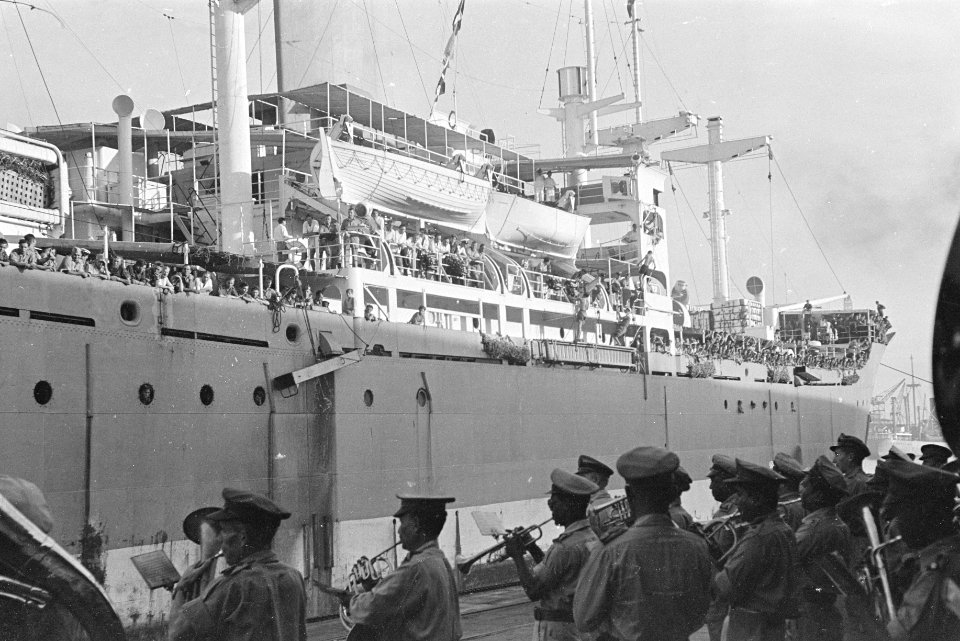Dinsdagmorgen arriveerde te Tandjong Priok het m.s. „Waterman met aan boord afl, Bestanddeelnr 1666-1-3