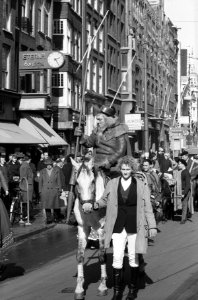 Don Quichotte ( Tom Kelling ) in Amsterdam biedt Burgemeester 11 ton Spaanse sin, Bestanddeelnr 913-6497