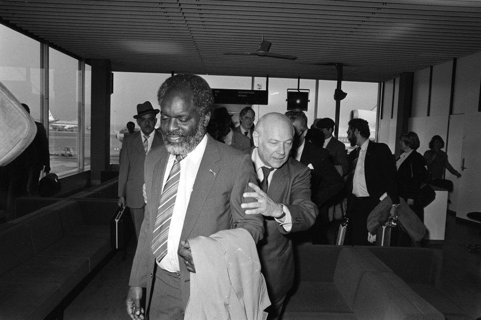 Don Martina (Partido M.A.N.) en Den Uyl (PvdA, vicepremier) op Schiphol, Bestanddeelnr 931-7607