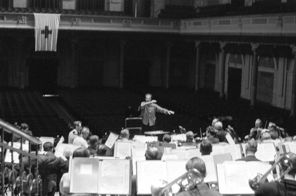 Donald Johanos gastdirigent Concertgebouworkest, tijdens de repetitie, Bestanddeelnr 914-8474