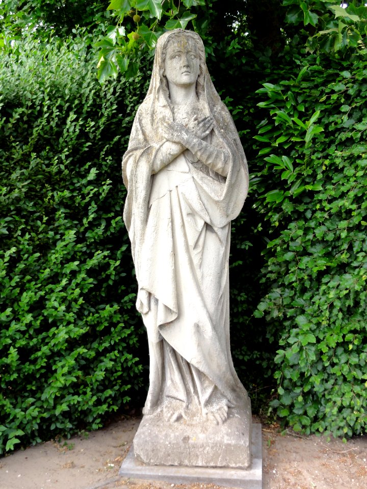Dinther (Bernheze) Servatiuskerk, Mariabeeld op kerkhof