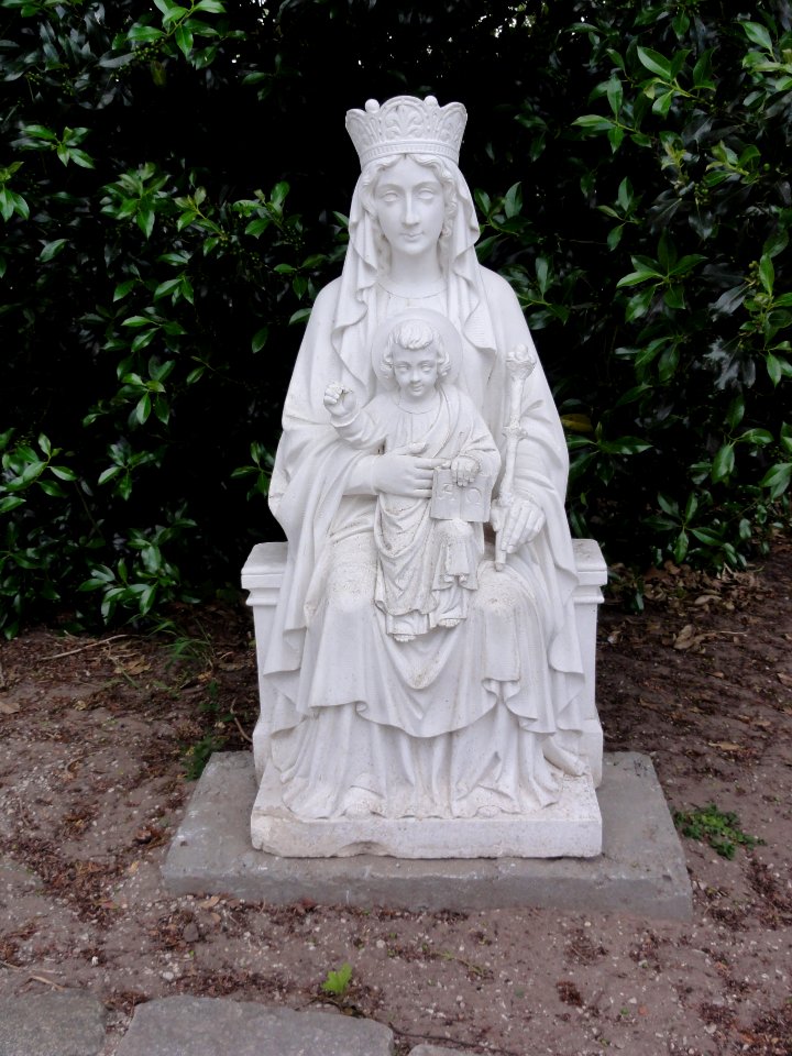 Dinther (Bernheze) Servatiuskerk, Madonna met Kind op kerkhof