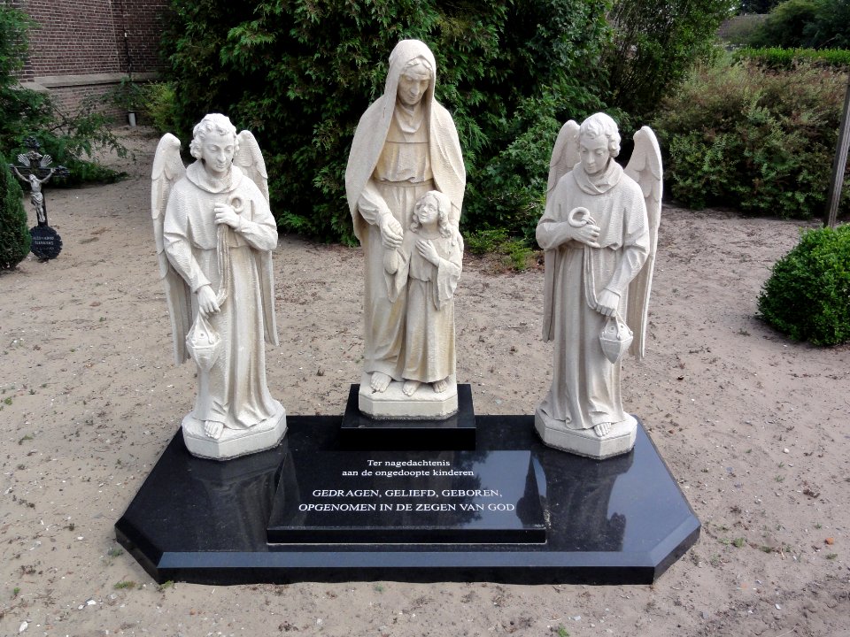 Dinther (Bernheze) Servatiuskerk, sculptuur ter nagedachtenis ongedoopte kinderen