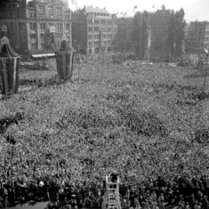 Dinsdagochtend. De koninklijke familie op het paleisbalcon, luisterend naar een , Bestanddeelnr 255-7236