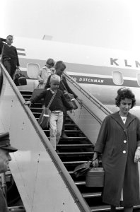 Dinsdagmorgen arriveerde uit Biak op Schiphol vlnr mevrouw Jouwe met twee ki, Bestanddeelnr 914-1671