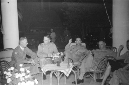Dinsdagavond hield de Kwartiermeester-Generaal van het KNIL, Kolonel J. J. Mojet, Bestanddeelnr 79-4-4