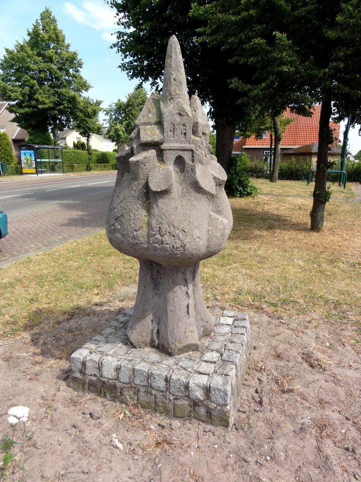 Dinther (Bernheze) sculptuur door F...Goossens