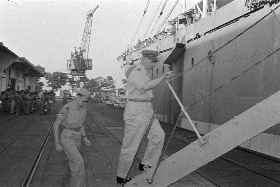 Dinsdagmorgen arriveerde te Tandjong Priok het m.s. „Waterman met aan boord afl, Bestanddeelnr 1666-2-1