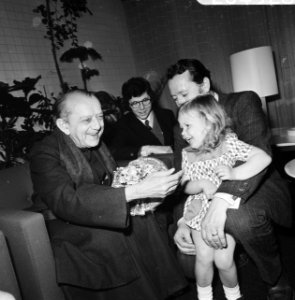 Don Helder Camara , aartsbisschop van Recife, Brazilie, komt aan op Schiphol, Bestanddeelnr 926-4328