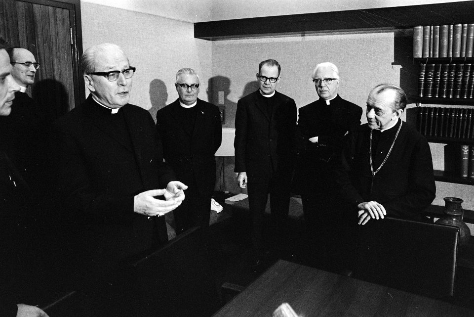 Don Helder Camara bij kardinaal Alfrink, Utrecht v.l.n.r. Alfrink, mgr. Moors, , Bestanddeelnr 923-5557