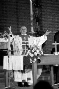 Don Helder Camara viert bisschopsjubileum in Leiden Don Helder Camara aan het w, Bestanddeelnr 929-1397