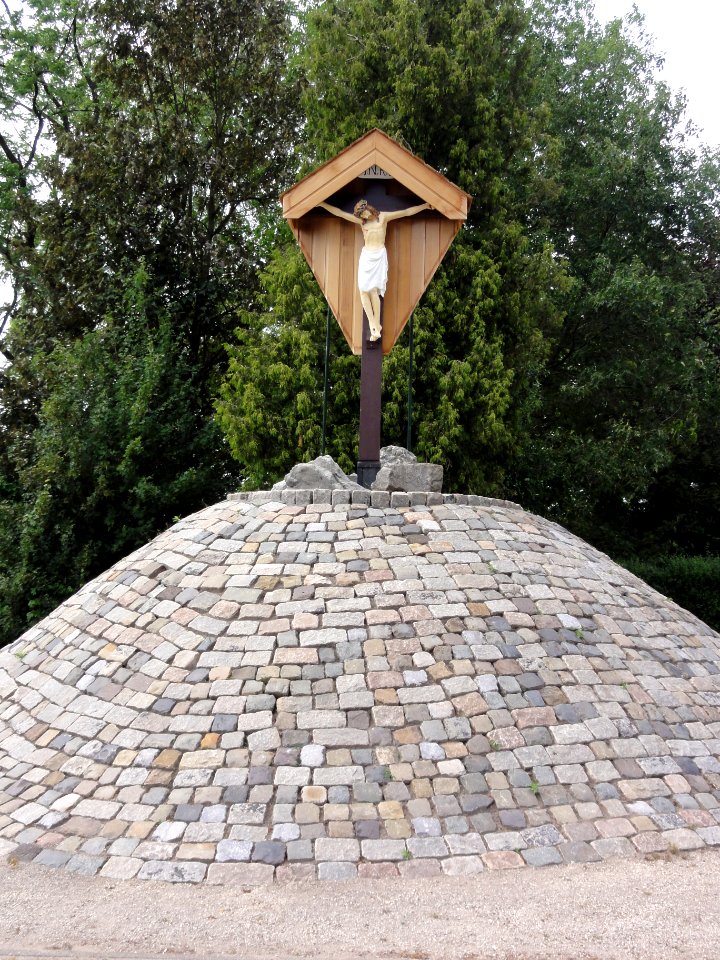 Dinther (Bernheze) Servatiuskerk, calvarieberg op kerkhof