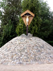 Dinther (Bernheze) Servatiuskerk, calvarieberg op kerkhof