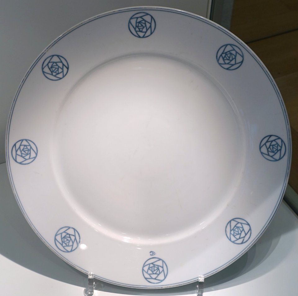 Dinner set with stylized roses, designer Hans Christiansen, maker Lorenz Hutschenreuther, 2 of 3, c. 1903, porcelain - Museum Künstlerkolonie Darmstadt - Mathildenhöhe - Darmstadt, Germany - DSC06352