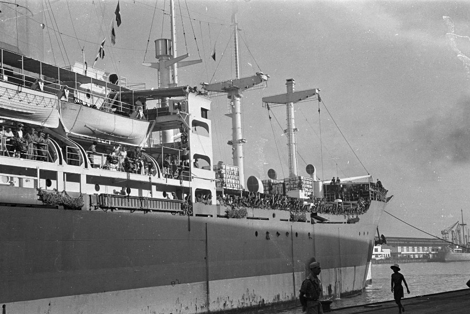 Dinsdagmorgen arriveerde te Tandjong Priok het m.s. „Waterman met aan boord afl, Bestanddeelnr 1666-1-2