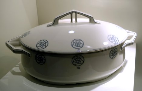 Dinner set with stylized roses, designer Hans Christiansen, maker Lorenz Hutschenreuther, 3 of 3, c. 1903, porcelain - Museum Künstlerkolonie Darmstadt - Mathildenhöhe - Darmstadt, Germany - DSC06353