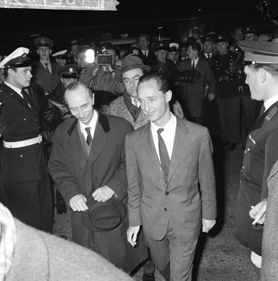 Don Carlos en Prins Xavier vanaf Schiphol naar Parijs teruggekeerd, Bestanddeelnr 916-2783