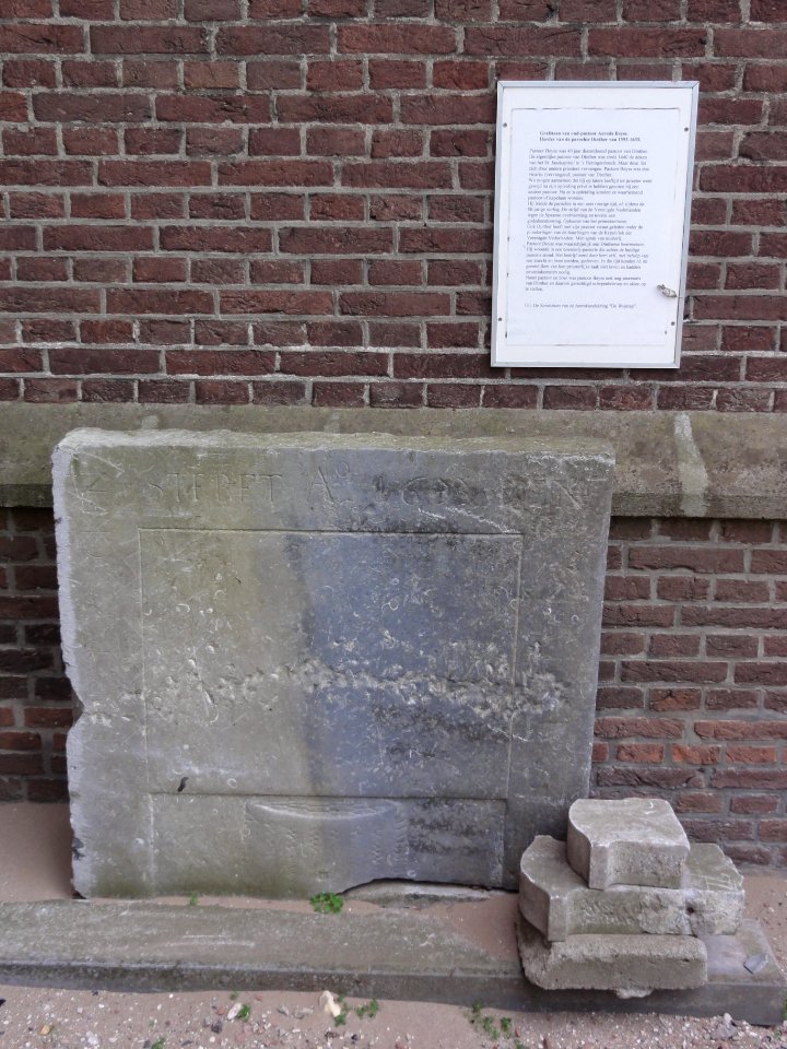 Dinther (Bernheze) Rijksmonument 520589 Servatiuskerk, oude grafsteen tegen kerkgevel