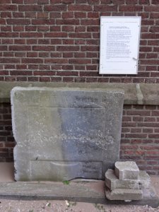 Dinther (Bernheze) Rijksmonument 520589 Servatiuskerk, oude grafsteen tegen kerkgevel