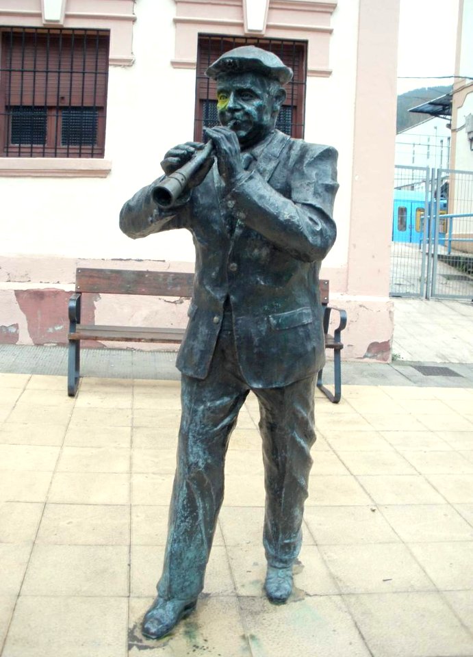 Eibar - Estatua de dulzainero