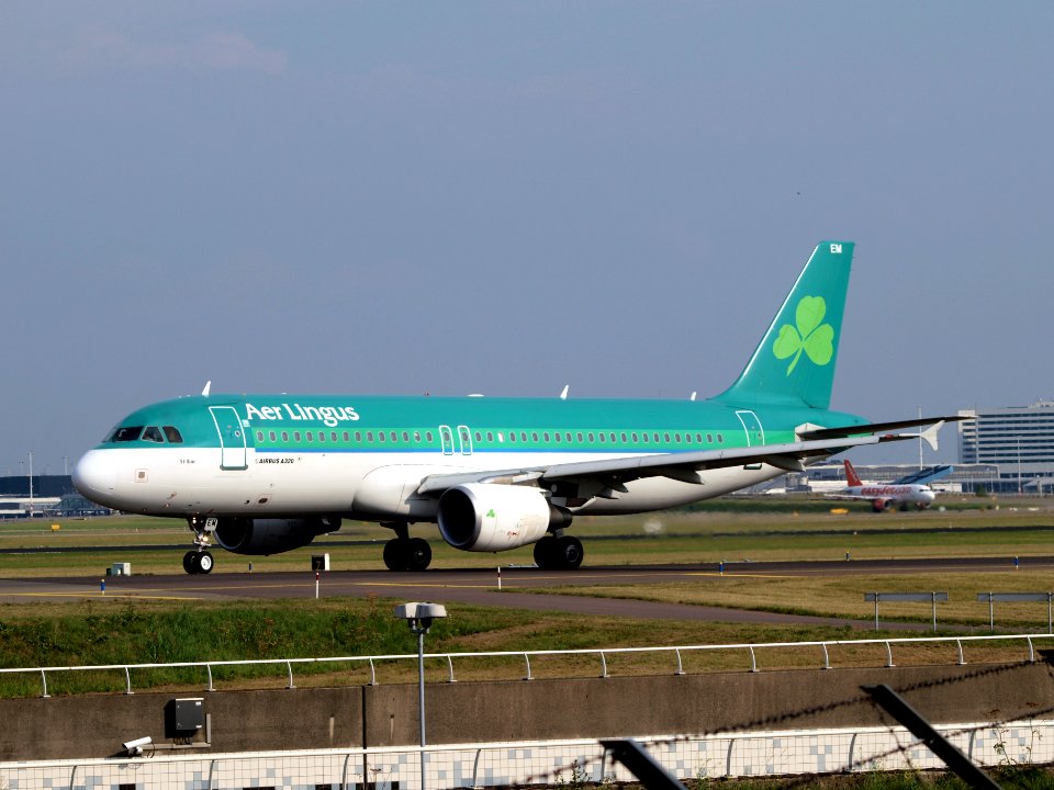 EI-DEM Aer Lingus Airbus A320-214 taxiing, 25august2013 pic-1