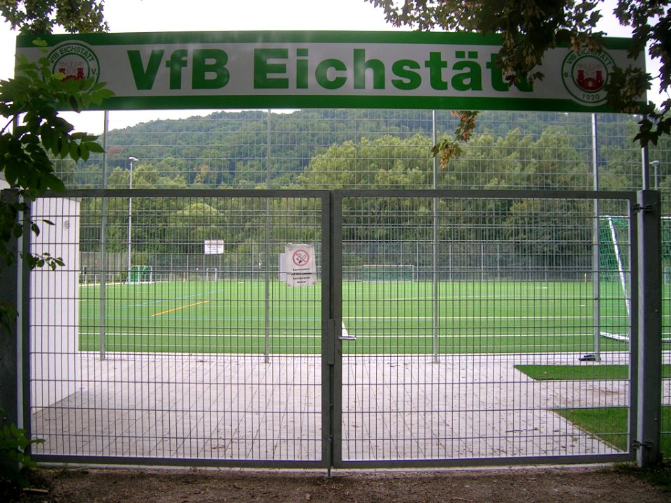 Eichstätt Schottenau -Kunstrasenplatz Zugang (2018-07 1)