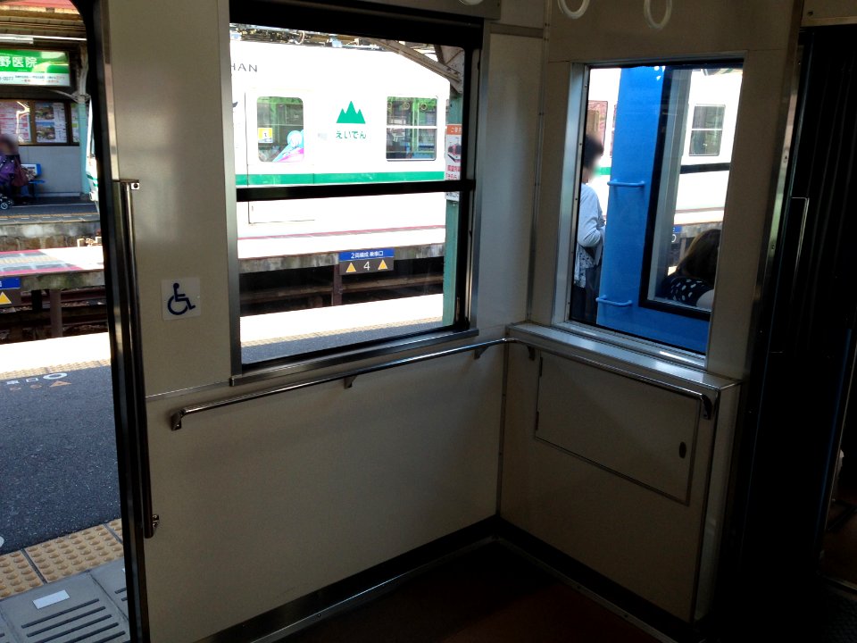 Eiden 813 wheelchair space
