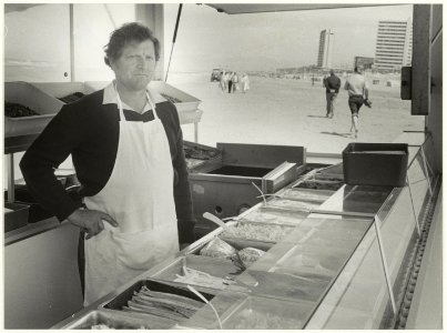 Eigenaar van een viskraam op het strand van Zandvoort. NL-HlmNHA 54005481