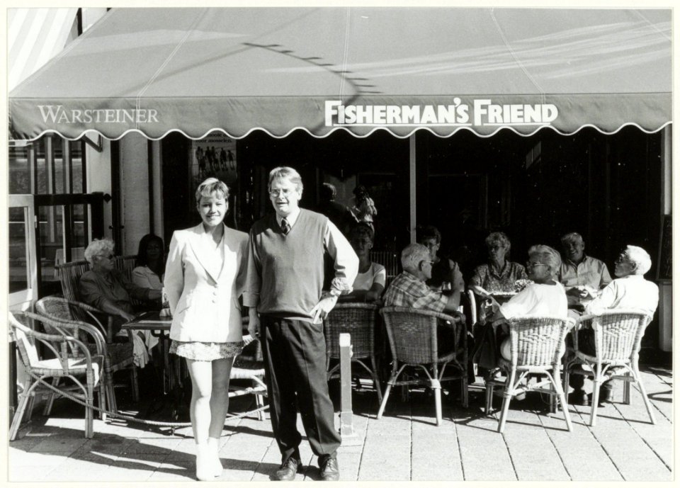 Eigenaar Michel Demmers met gastvrouw Brigitte Eig voor restaurant Fisherman's Friend aan de Haltestraat 28. NL-HlmNHA 54037245