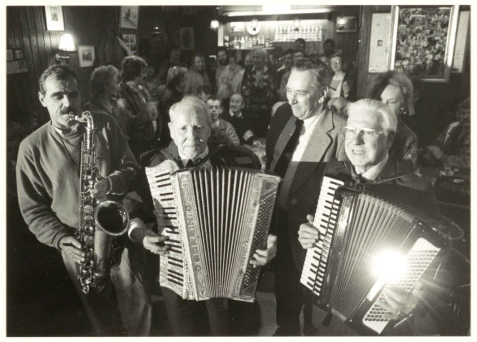 Eigenaar van café Van den Heuvel - Toon van den Heuvel - wordt 75 jaar. V.l.n.r Adam Spoor, Toon van den Heuvel, de heer Huis in 't Veld en de heer Teunissen. NL-HlmNHA 5403156831754K