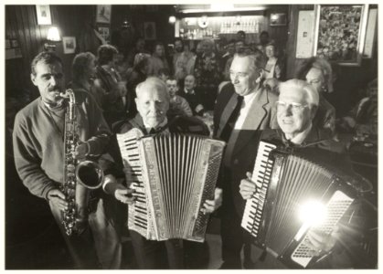 Eigenaar van café Van den Heuvel - Toon van den Heuvel - wordt 75 jaar. V.l.n.r Adam Spoor, Toon van den Heuvel, de heer Huis in 't Veld en de heer Teunissen. NL-HlmNHA 5403156831754K