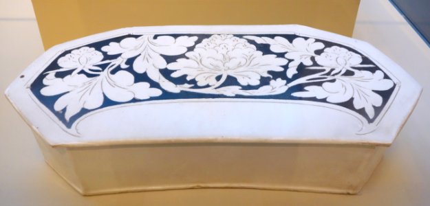 Eight-sided pillow with white peony sprays, China, Hebei province, Northern Song dynasty, 1000-1126 AD, ceramic, graffito, white slip, clear glaze - Asian Art Museum of San Francisco - DSC01356