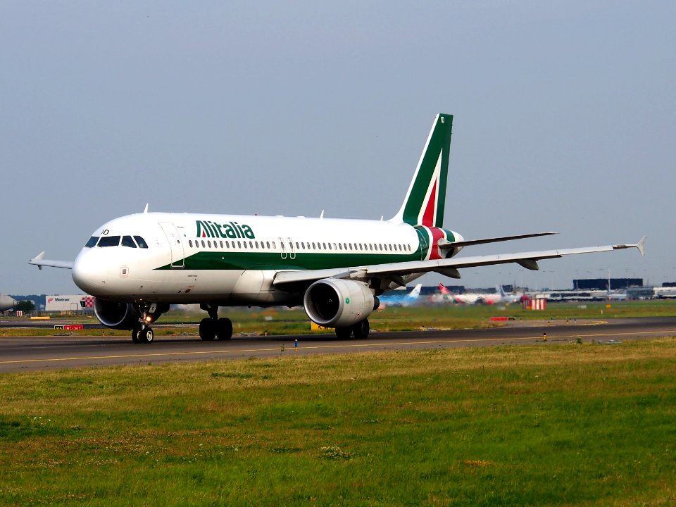 EI-EID Alitalia Airbus A320-216 - cn 4523, taxiing 22july2013 pic-001