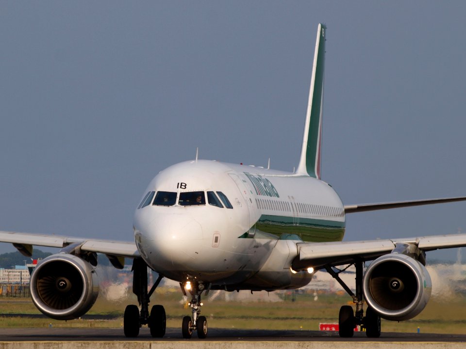 EI-EIB Alitalia Airbus A320-216 - cn 4249, taxiing 22july2013 pic-002