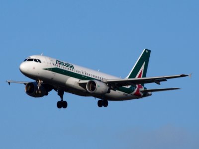 EI-DSN, landing at Schiphol on 2Feb2014 pic07