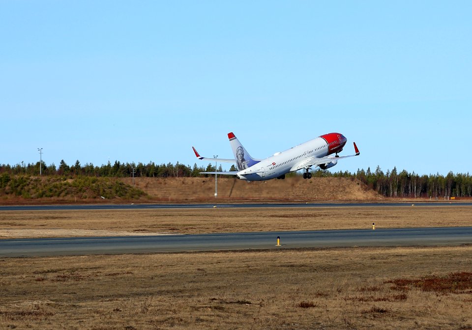 EI-FHY Oulu Airport 20160415 02