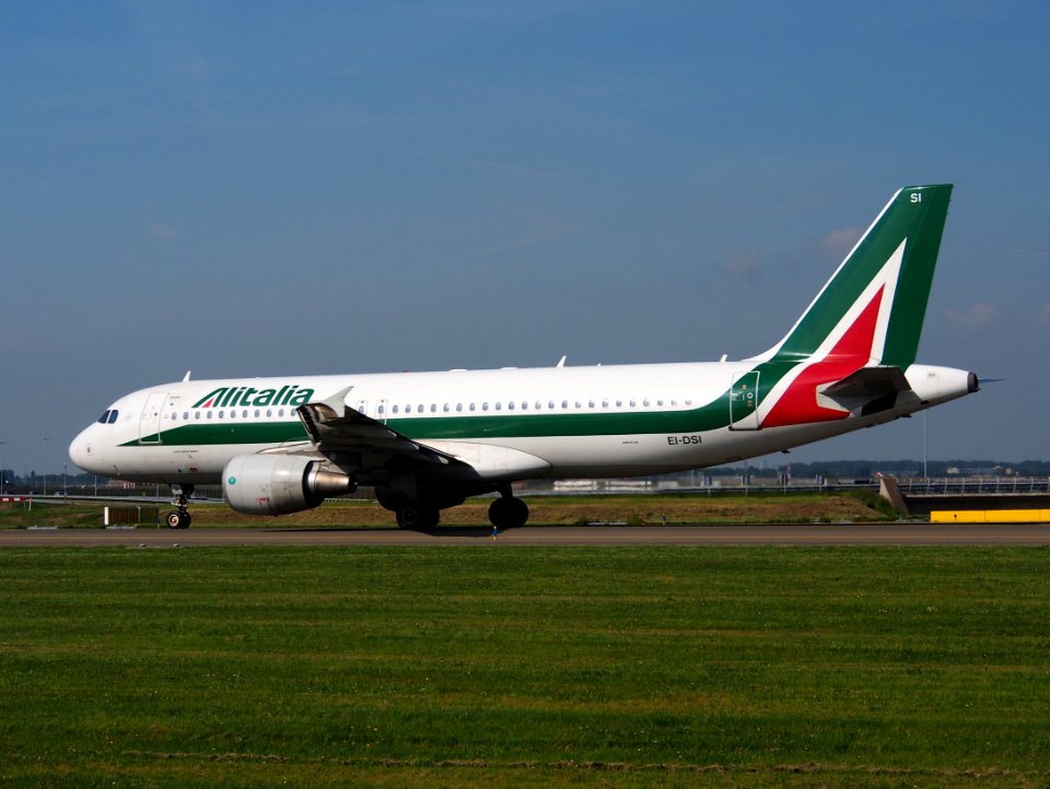 EI-DSI Alitalia Airbus A320, taxiing at Schiphol (AMS - EHAM), The Netherlands, 17may2014, pic-4