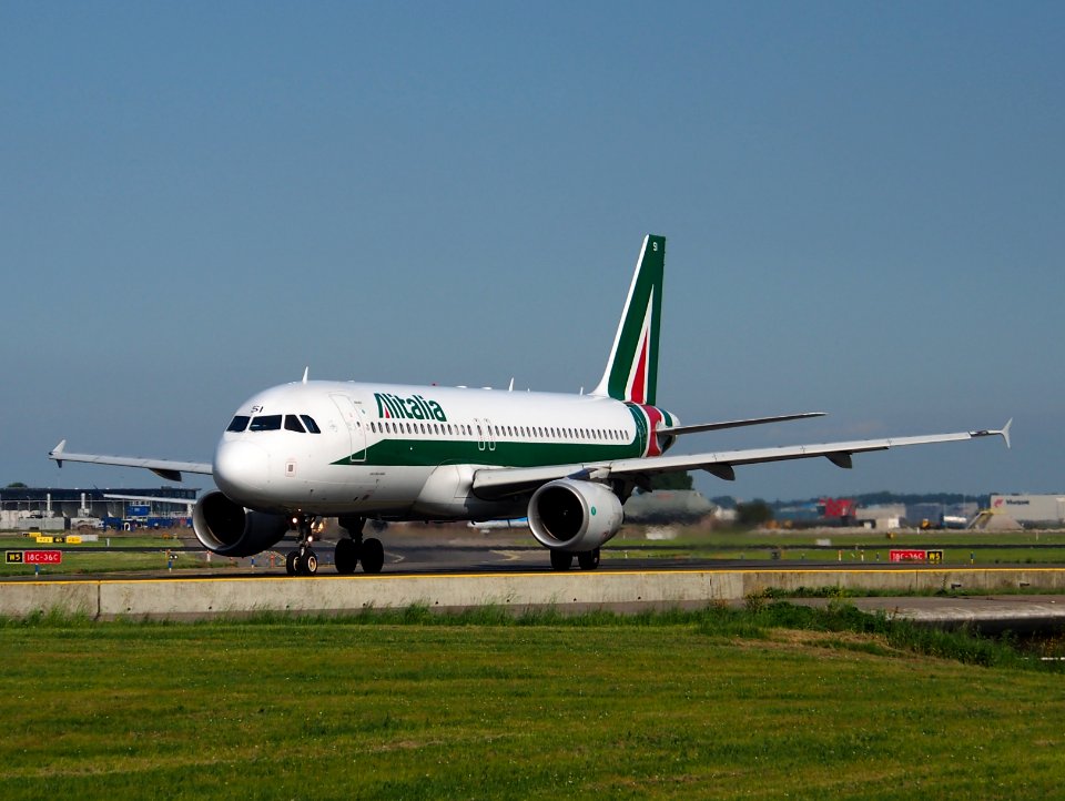 EI-DSI Alitalia Airbus A320, taxiing at Schiphol (AMS - EHAM), The Netherlands, 17may2014, pic-1