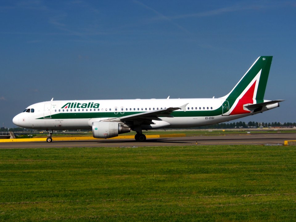 EI-DSI Alitalia Airbus A320, taxiing at Schiphol (AMS - EHAM), The Netherlands, 17may2014, pic-3