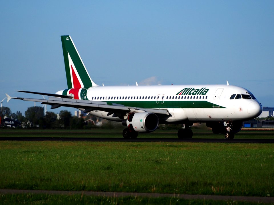 EI-DSJ, landing at Schiphol (AMS - EHAM), The Netherlands, 06May2014 pic1