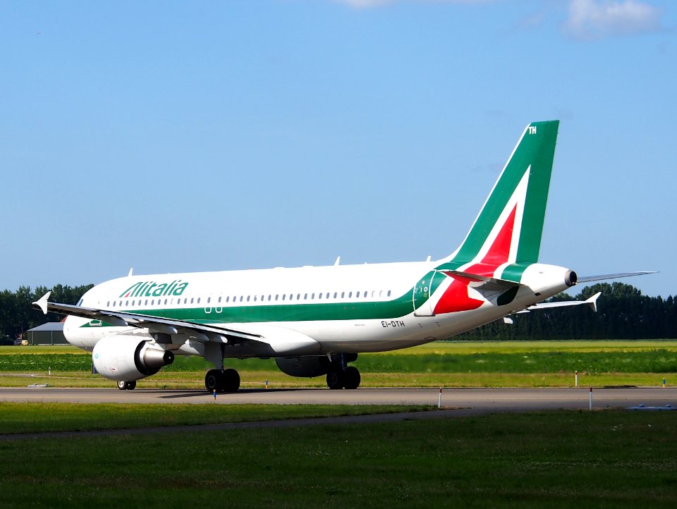 EI-DTH Alitalia Airbus A320-216 - cn 3956 taxiing 19july2013 pic-002