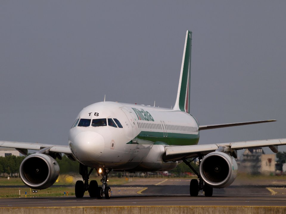 EI-DTB Alitalia Airbus A320-216 - cn 3815 taxiing 14july2013 pic-002