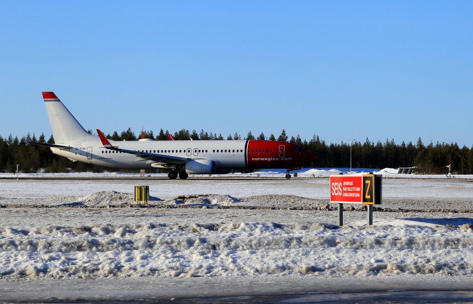 EI-FJH Oulu Airport 20180407 01