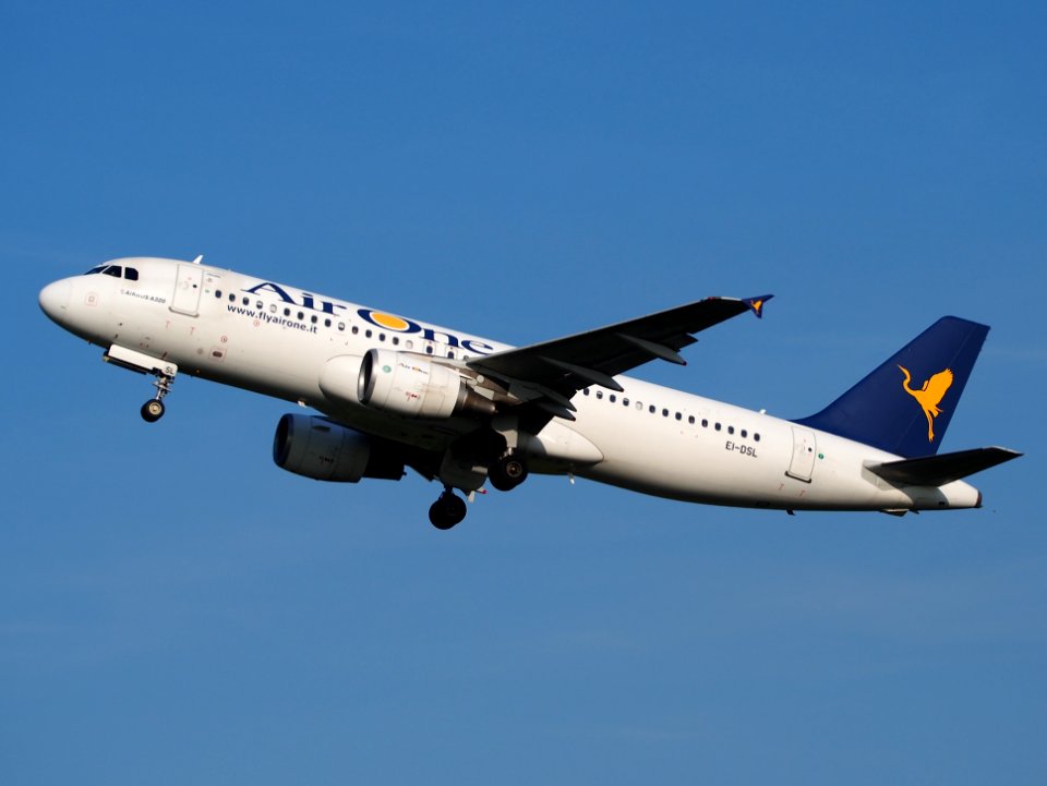 EI-DSL Air One, Airbus A320 takeoff from Schiphol (AMS - EHAM), The Netherlands, 17may2014, pic-2