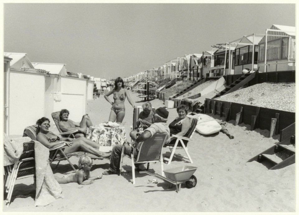 Eigenaren van strandhuisjes in de zon. NL-HlmNHA 54013180