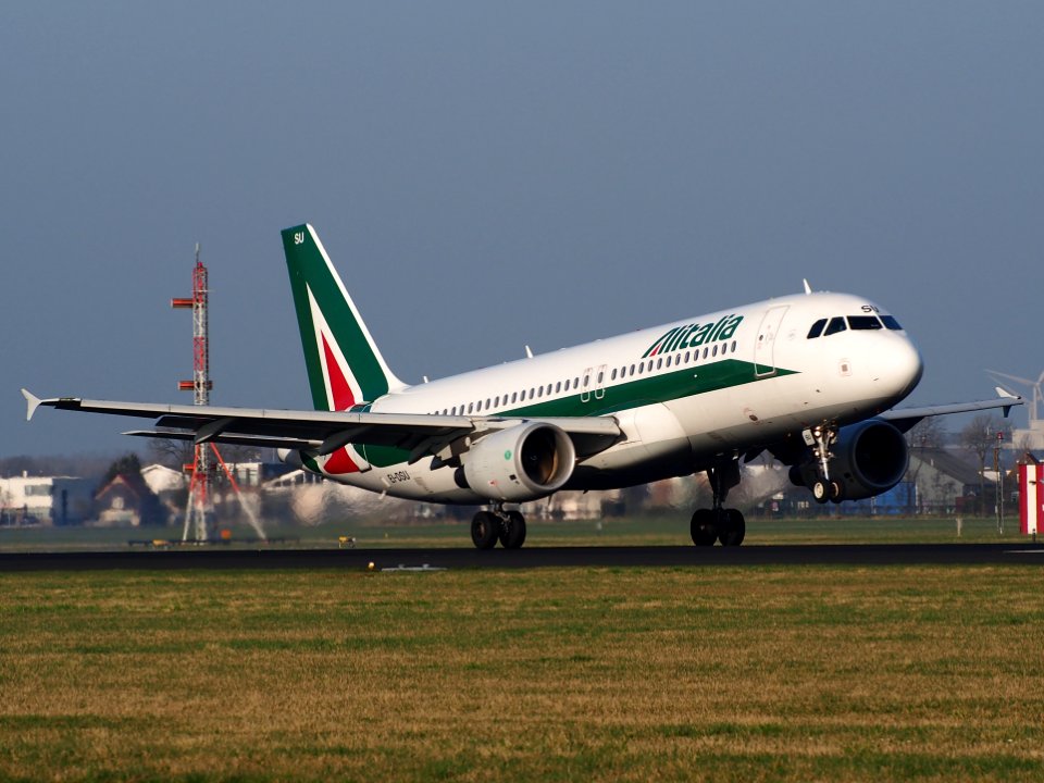 EI-DSU Alitalia Airbus A320-216, landing at Schiphol (AMS - EHAM), Netherlands, pic1
